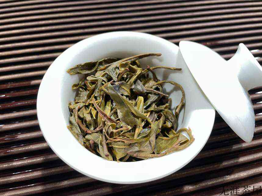 怎样挑选合适的普洱茶？新茶熟茶有这六大特征，后期转化不会差(普洱生茶和熟茶的功效)